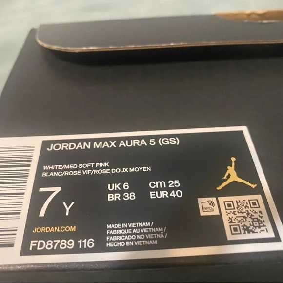 YOUTH BRAND NEW JORDAN MAX AURA 5, SIZE 7 YOUTH, 8.5 WOMENS! - Picture 6 of 7